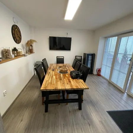 Apartman V *